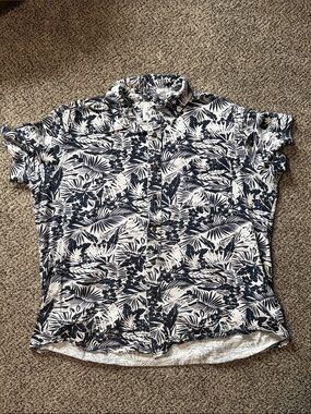 Goodfellow & Co Navy and White Tropical Button-Up Shirt